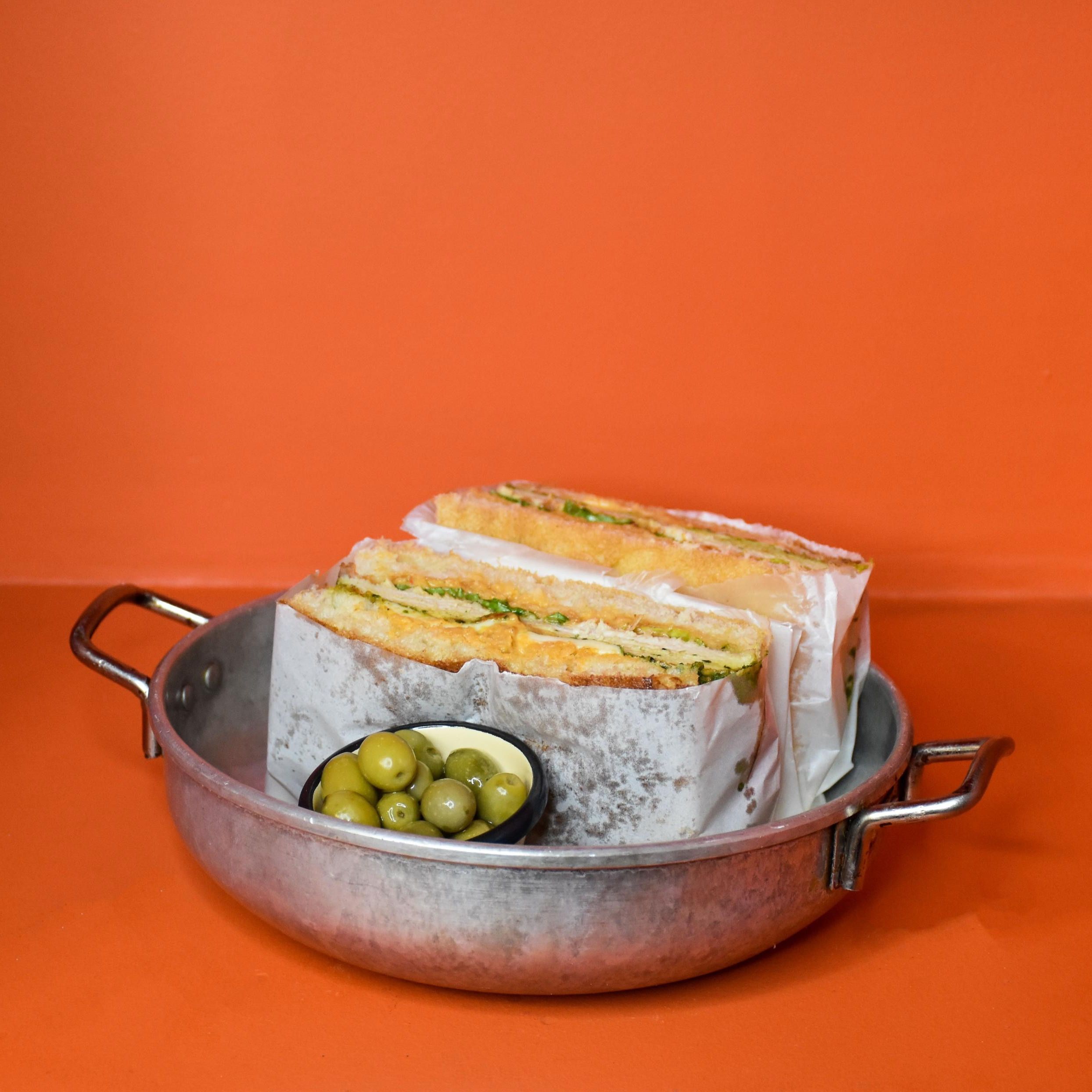 فوکاچا مرغ گریل و پستو