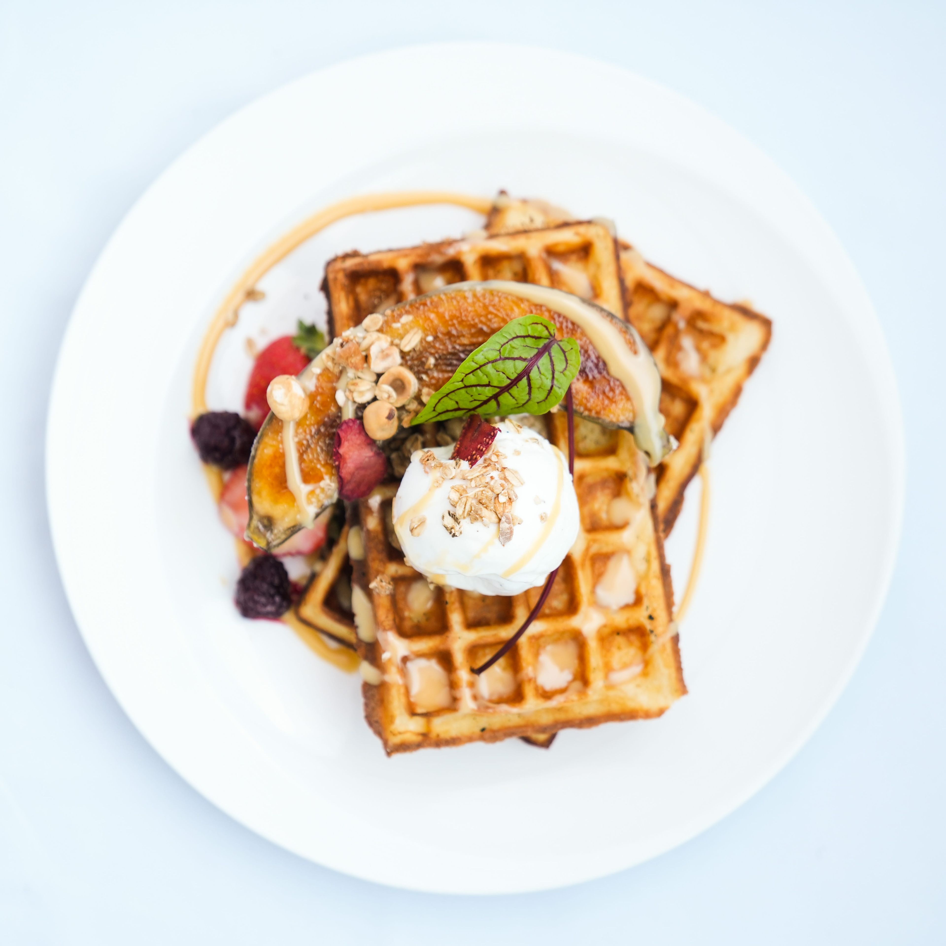 وافل با تاپینگ موز کاراملایزد و بستنی