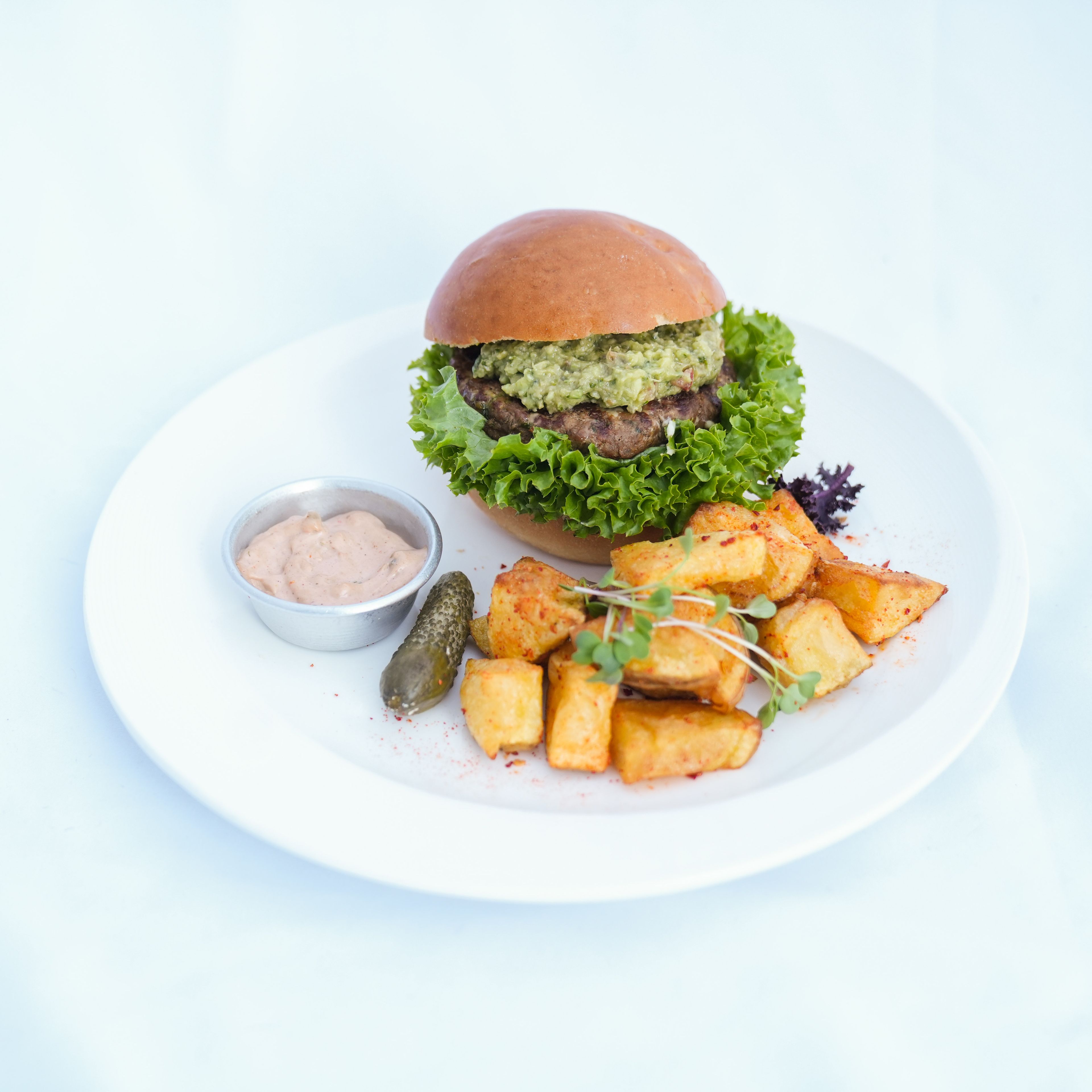 برگر با تاپینگ گوآکاموله