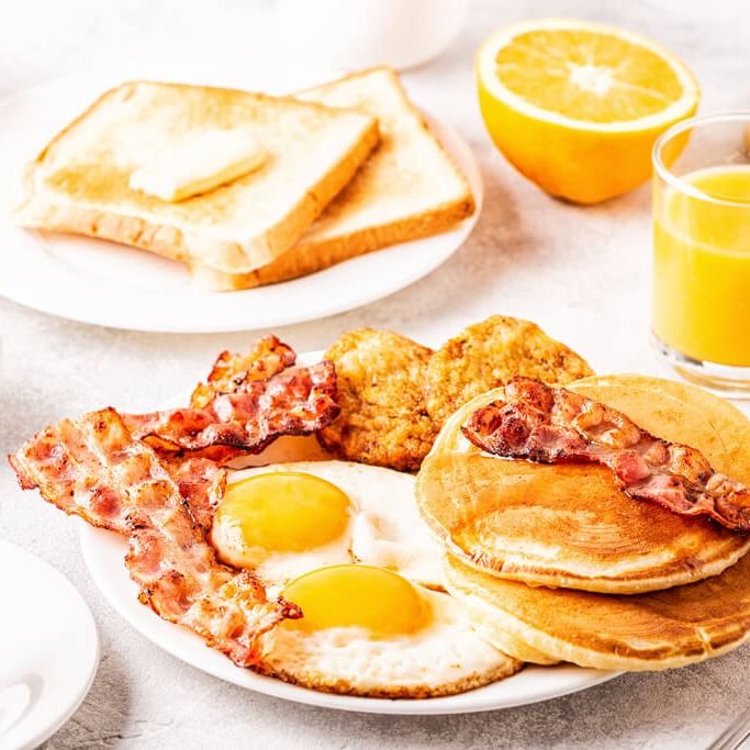 Prato clássico de café da manhã americano