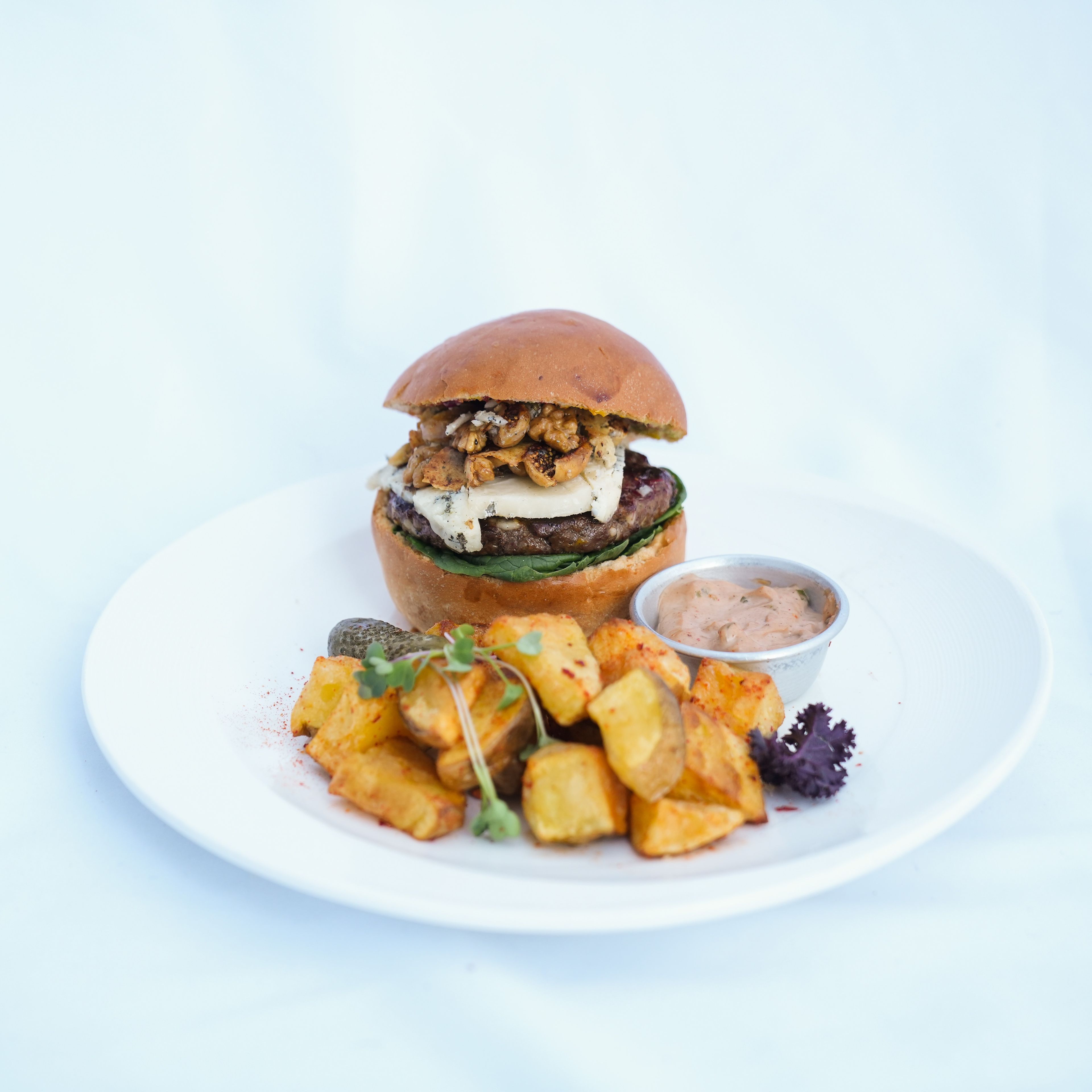 برگر با تاپینگ انجیر و بلوچیز