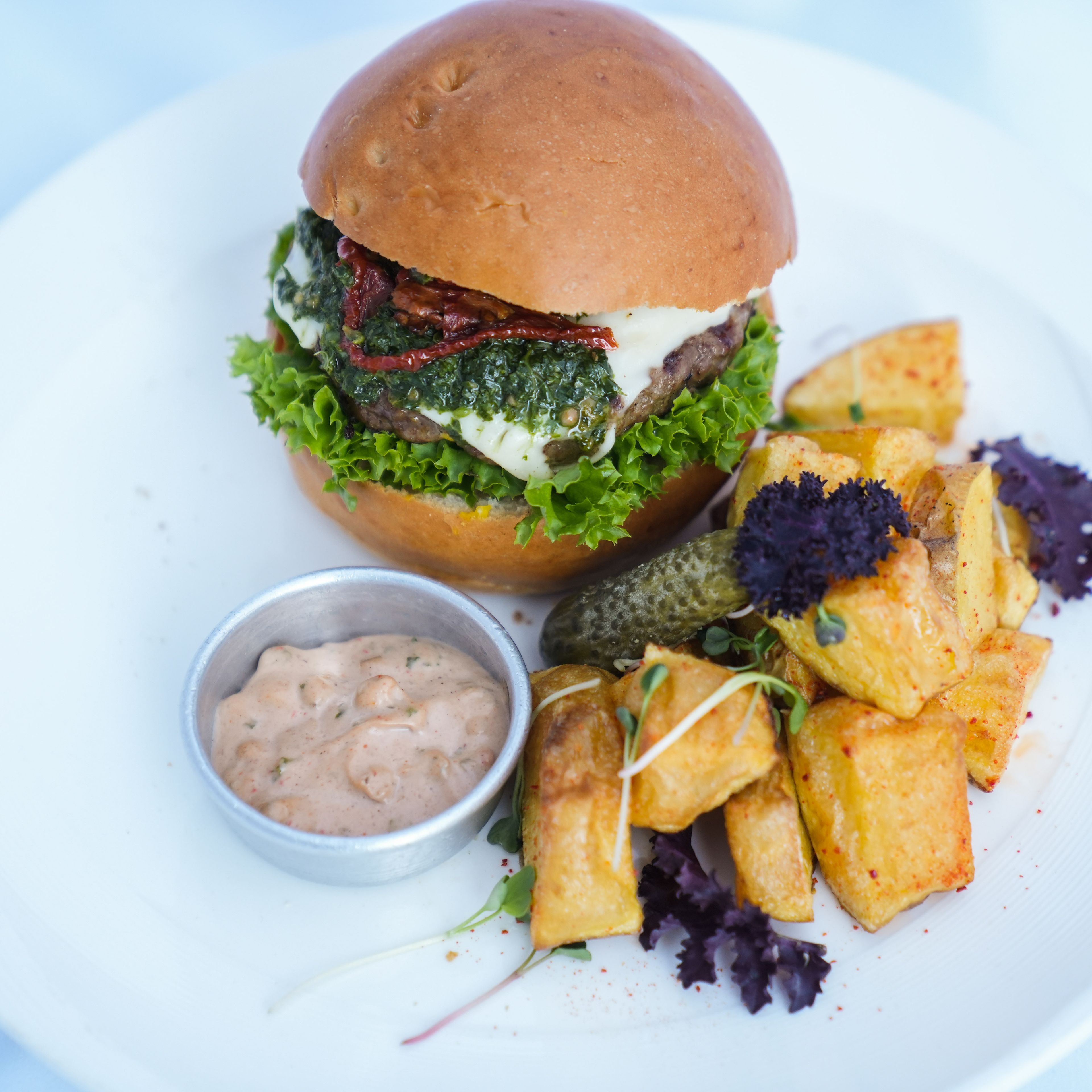 برگر با تاپینگ چمی‌چوری و سان‌دراید تومیتو