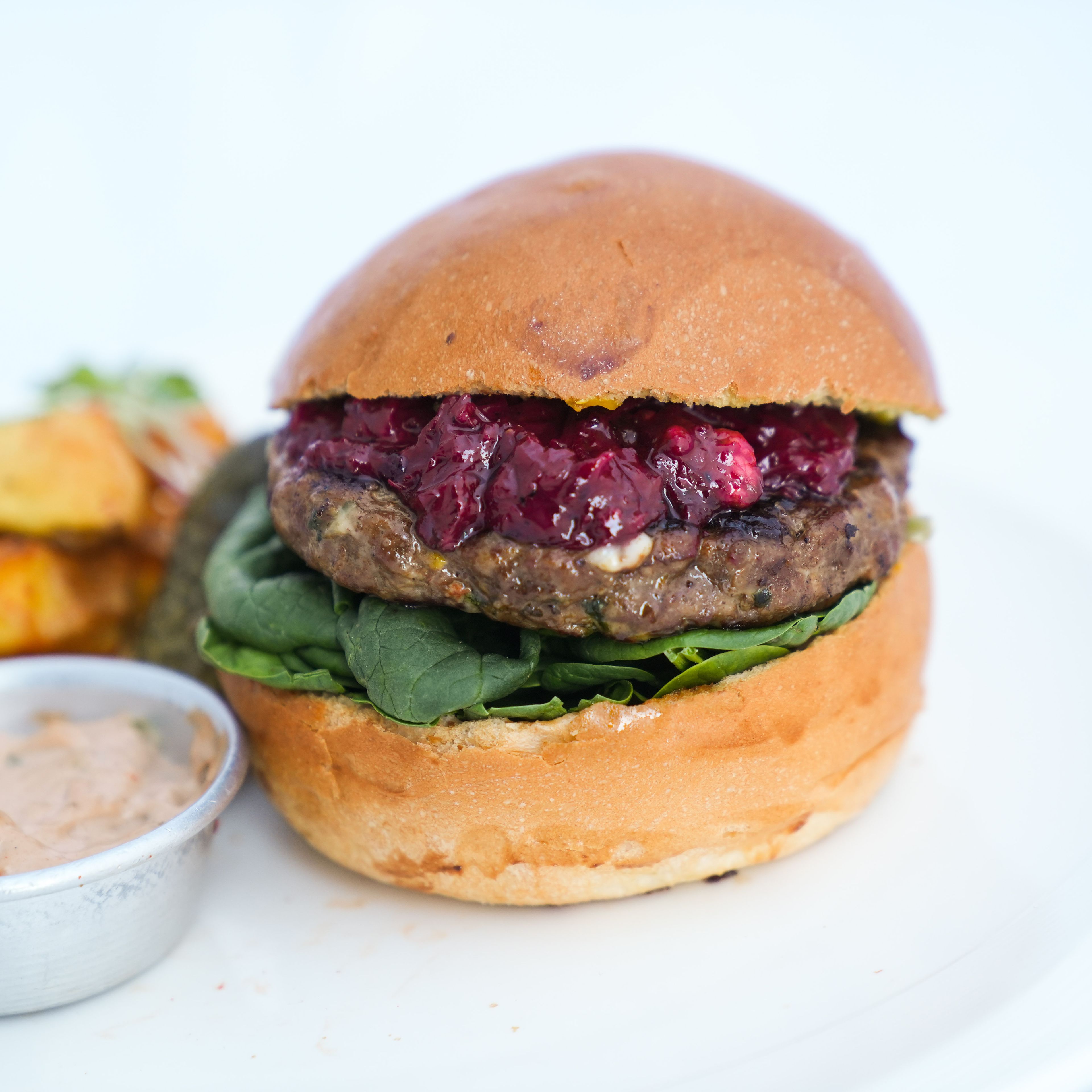 برگر با تاپینگ بری و گردو