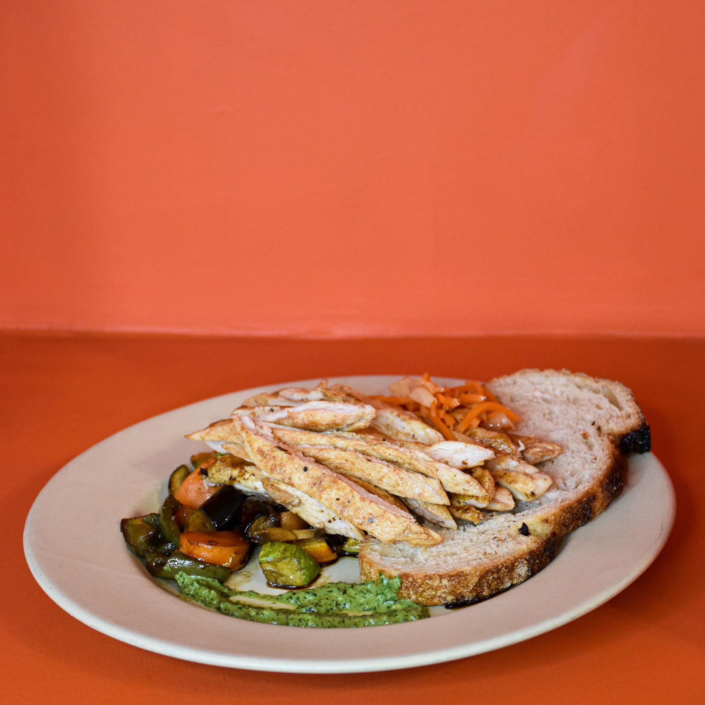 بشقاب استیک مرغ و سبزیجات