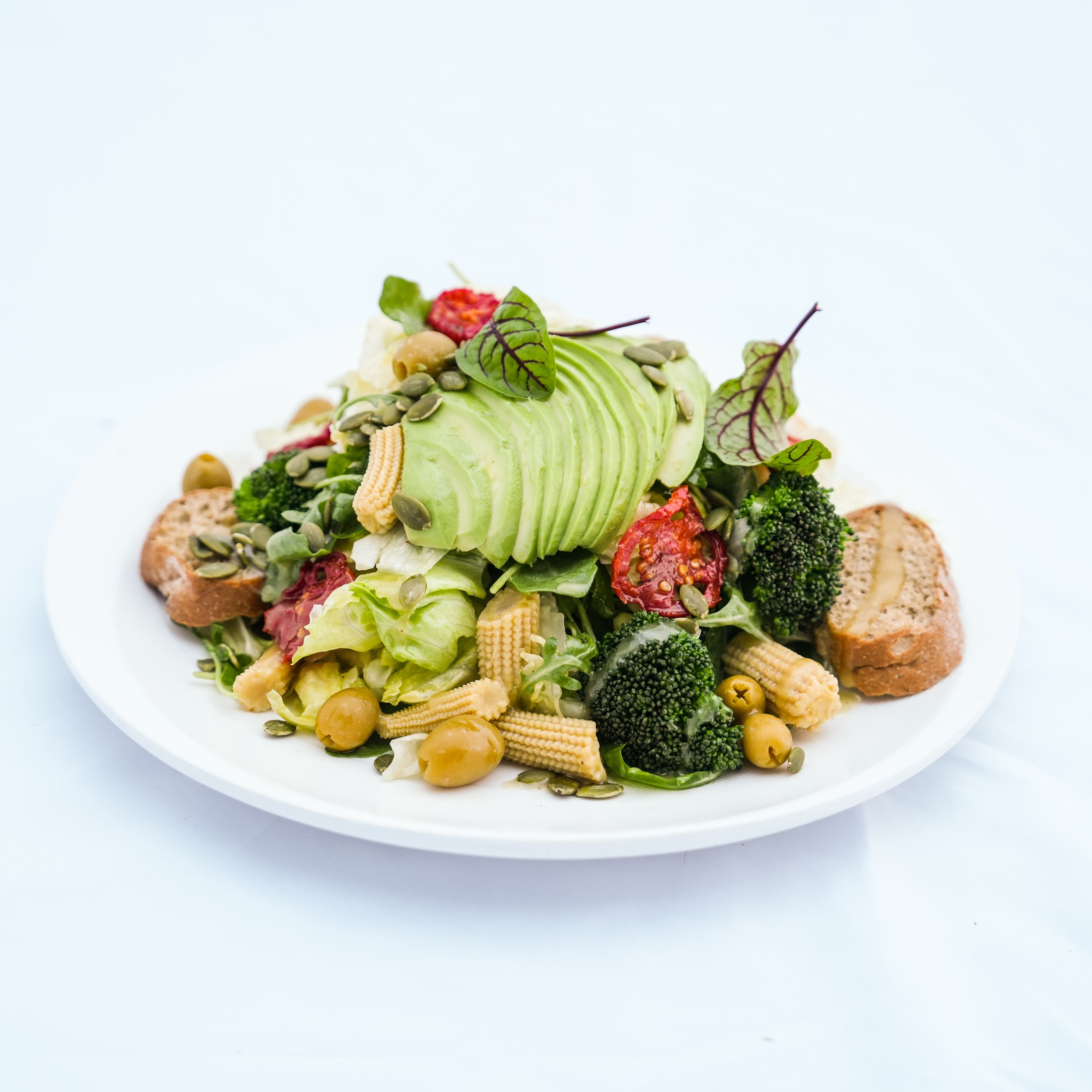 سالاد آووکادو و بروکلی با درسینگ هانی ماستارد