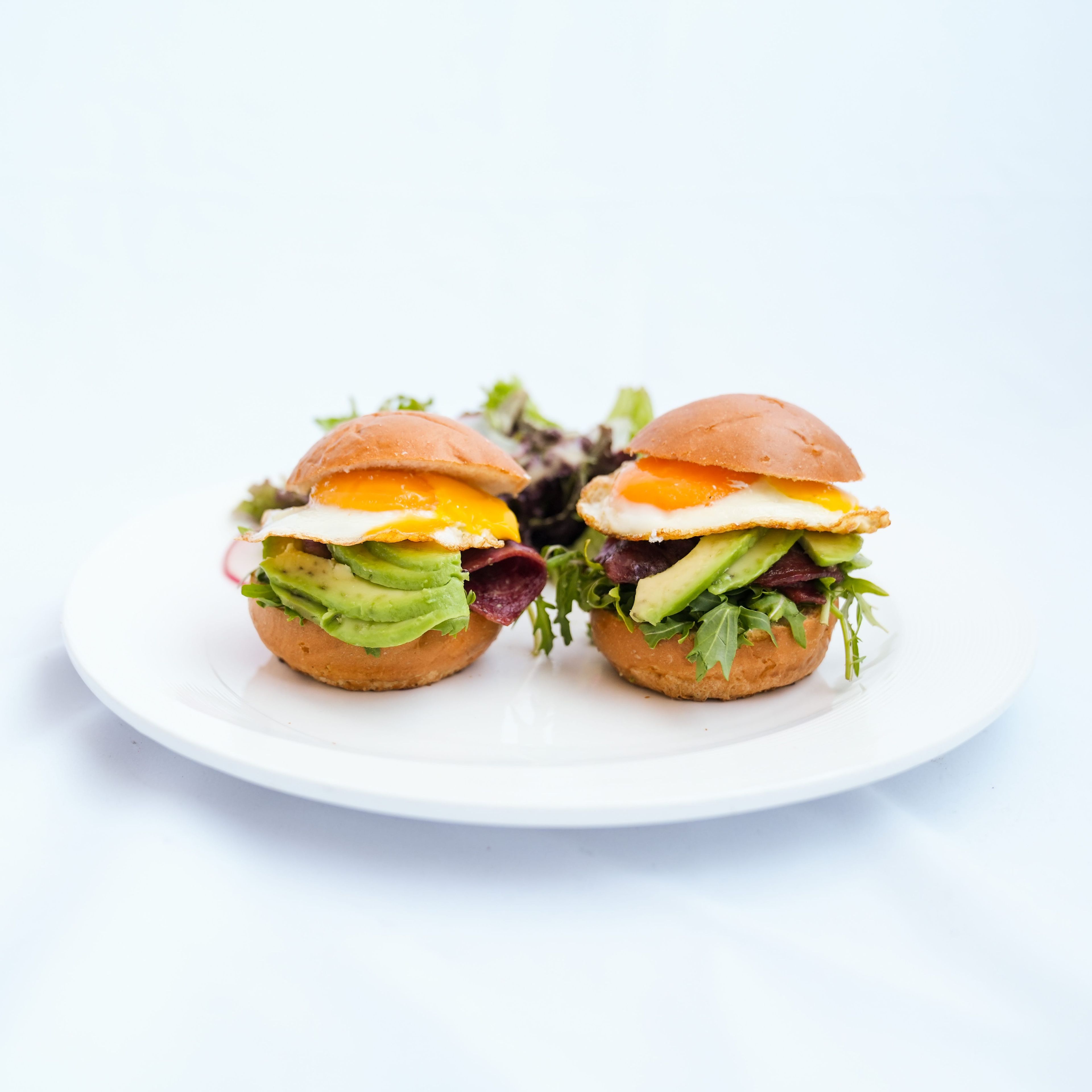 برگر آووکادو و نیمرو